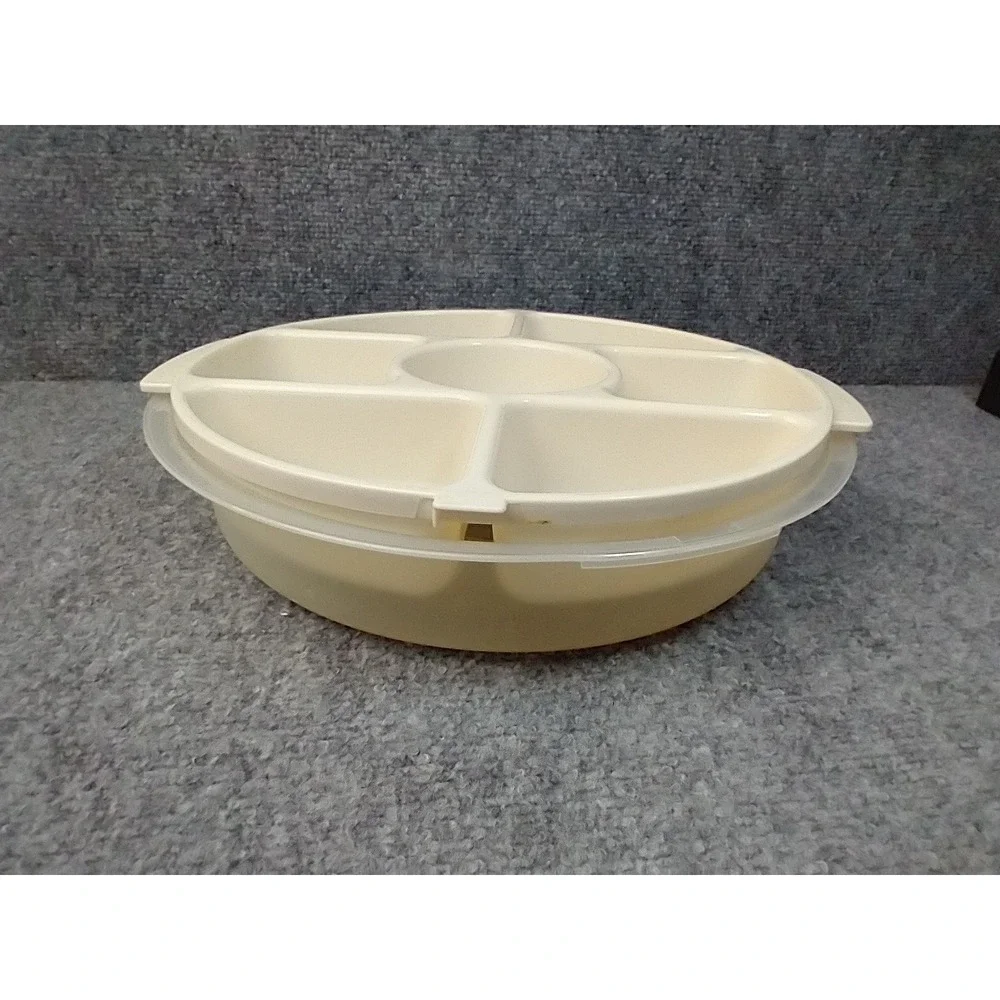 Rubbermaid Servin‎ Saver Veggie Tray Divided Appetizer Platter with Lid 0259